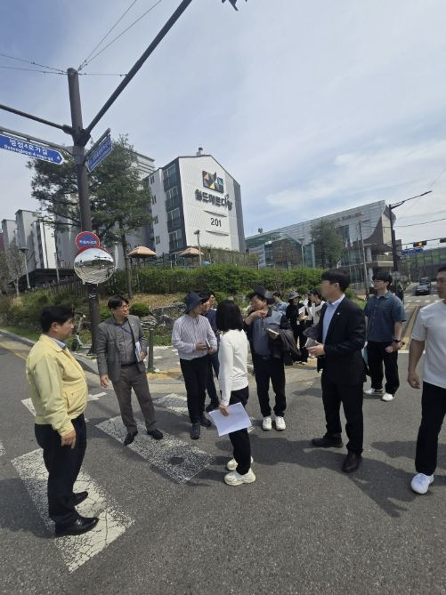 병점구청장을 비롯한 관계 공무원들이 ‘로드아이(RDAI)’ 활동의 일환으로 현장 점검을 실시하고 있다