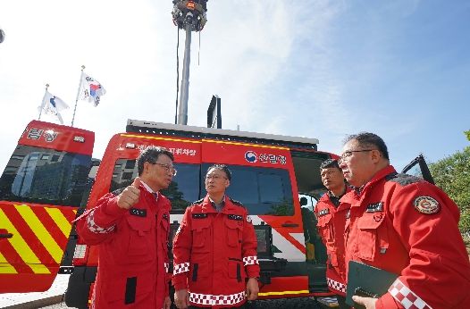 박은식산림청장(왼쪽 첫번째)이 16일 유·무선 통신시스템 탑재 고성능 통신지휘차량 성능을 점검하고 있다